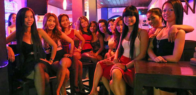 Камбоджийская барная проститутка с белым туристом 
